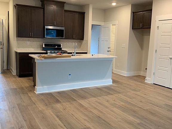 Upgraded Appliances, two door Oven and upgraded microoven