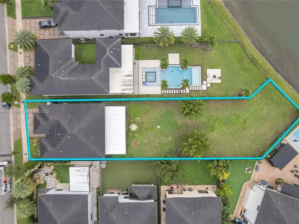 8822 NW 161st Ter, Miami Lakes, FL 33018