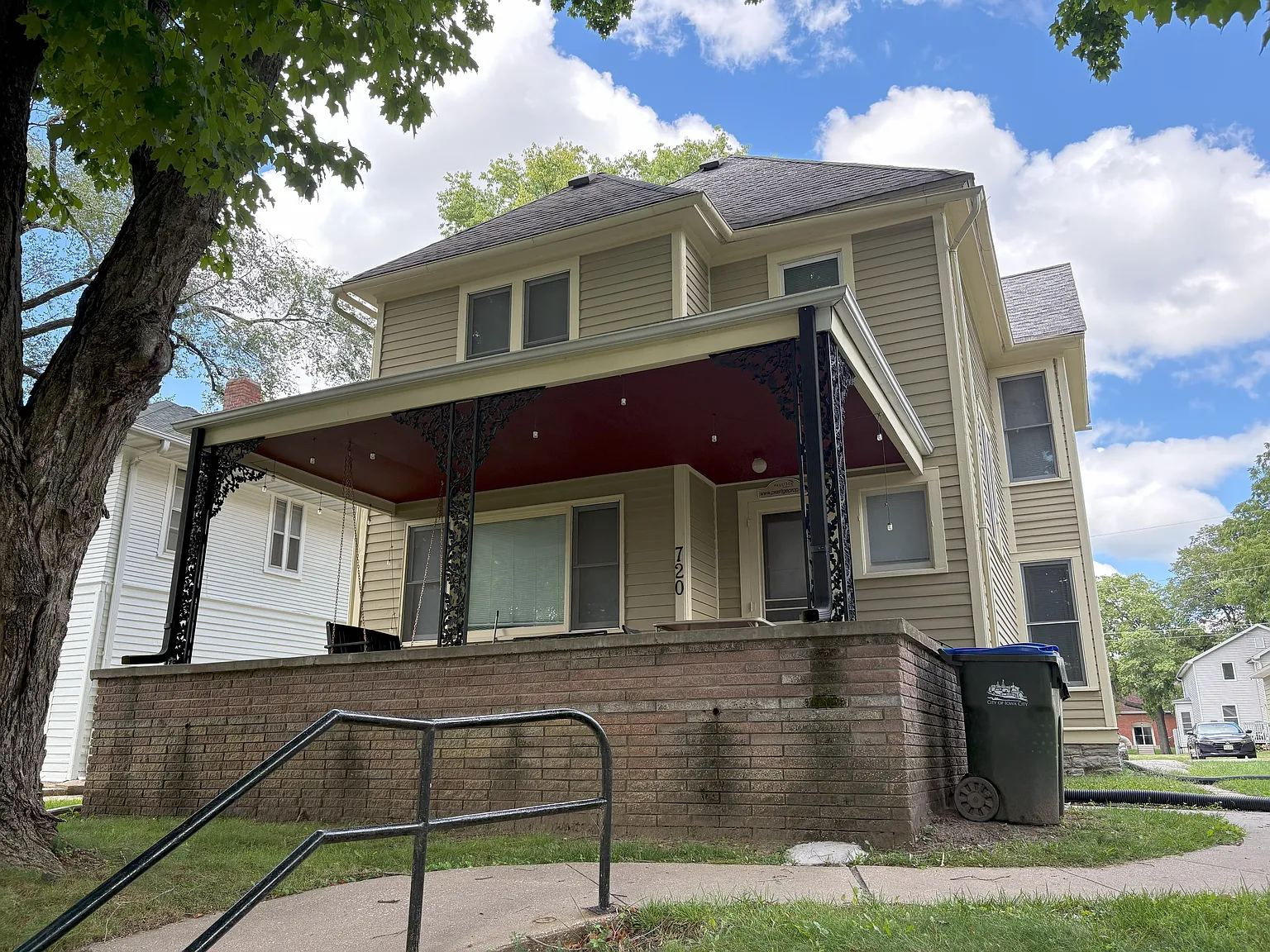 4 bed, 2112 sqft, $2,936 — Photo 1