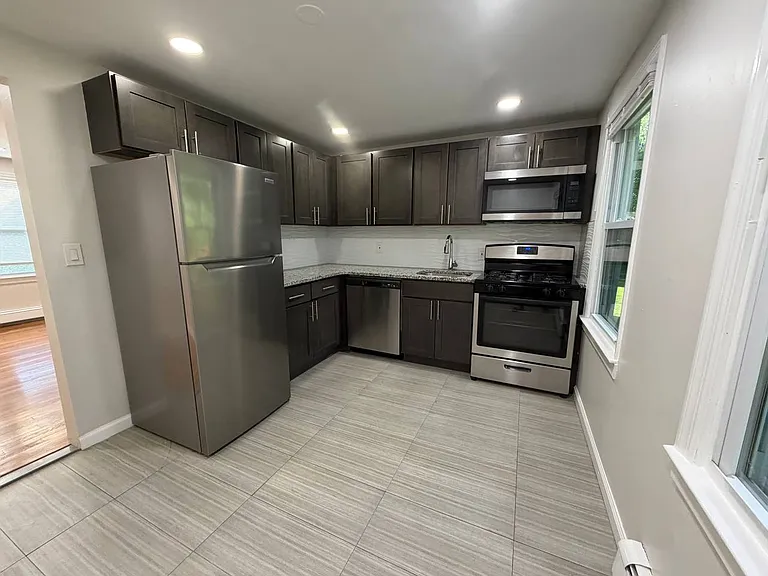 39 Hawthorne Dr #1 — Photo 26