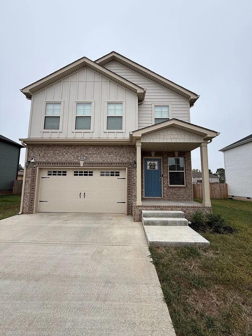 3 Bedroom 2 1/2 Bathroom Home — Photo 1