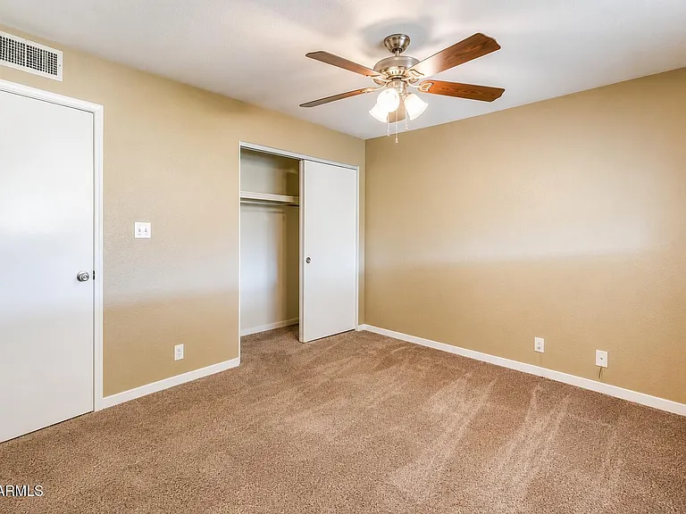 1015 E Marigold Ln — Photo 10
