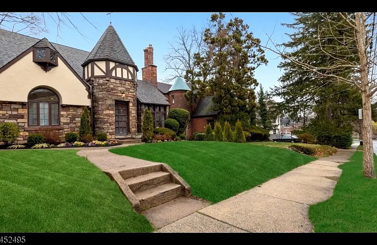 33 Johnson Ave — Photo 2