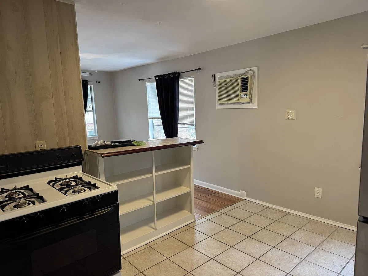 1 bed, 300 sqft, $895 — Photo 3