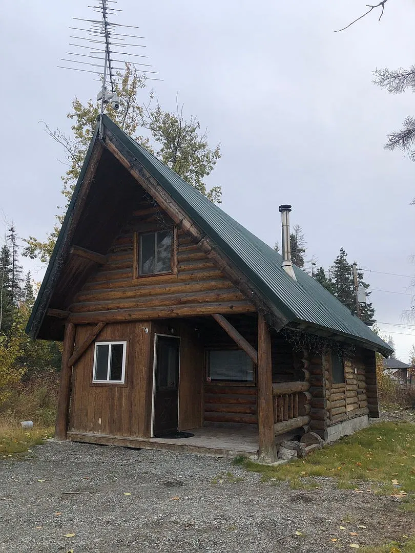 Small log house with 2 lofts — Photo 1