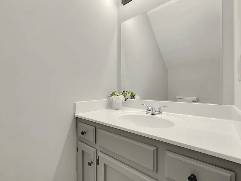 304 Hillside Ct — Photo 5