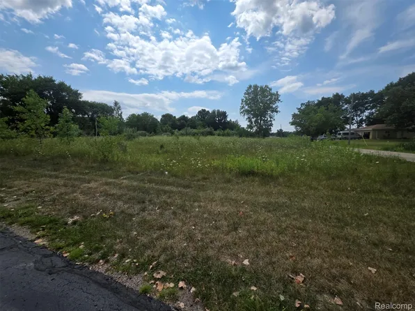 113 Devonshire Dr, Lapeer, MI 48446