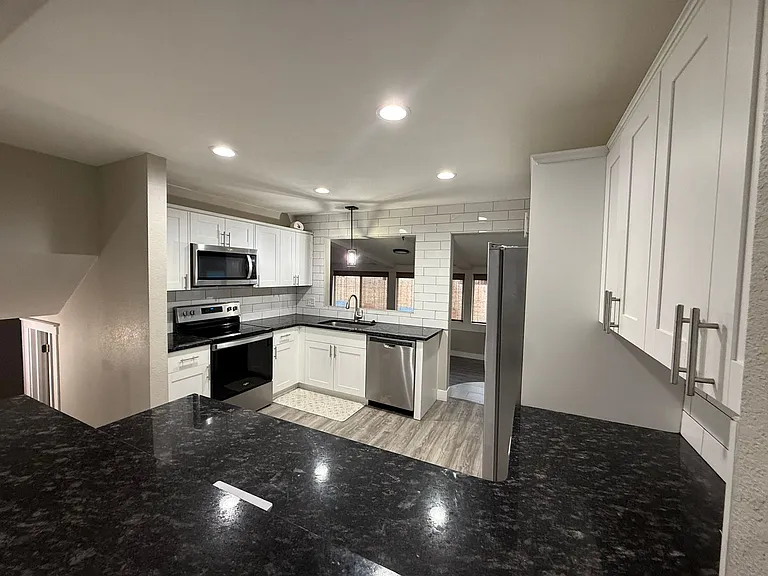 1203 Chambers Dr — Photo 3