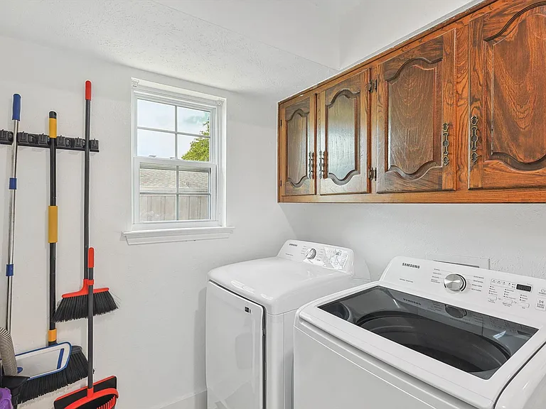 1012 Cloverdale Ln — Photo 34
