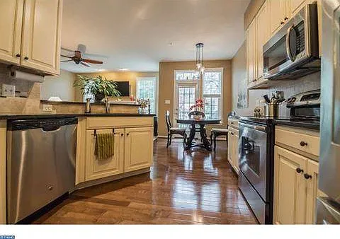 1227 Derry Ln — Photo 4