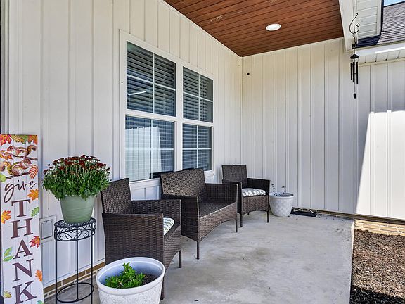 5th image of 267 Logan Dr