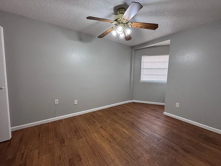 320 E Edwards St #6 — Photo 15