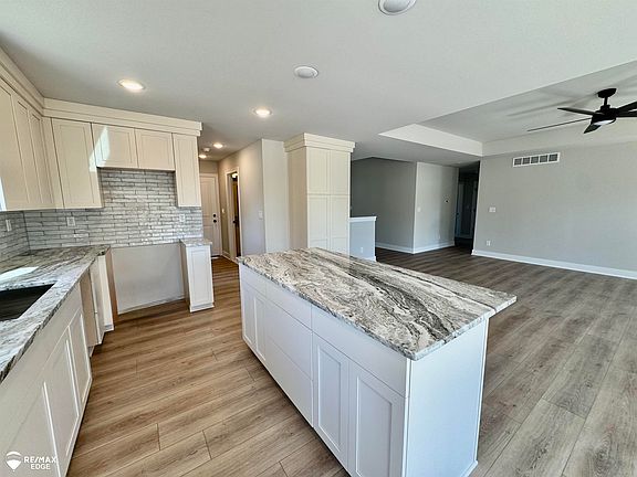 3rd image of 8323 Peninsula Cir