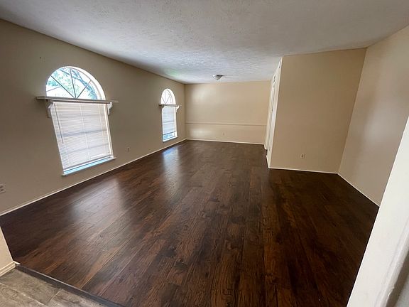 3rd image of 2823 Quail Valley East Dr