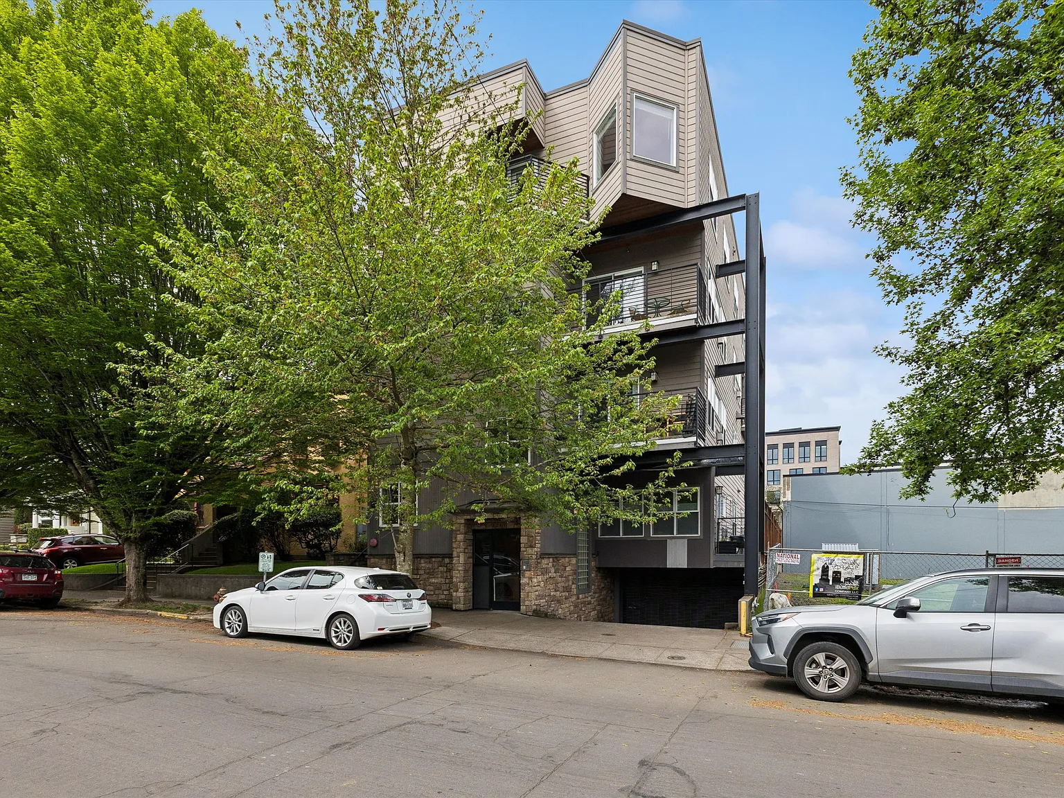 2 bed, 2.5 bath, 1580 sqft, $3,995 — Photo 2