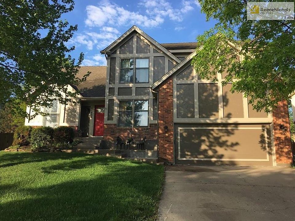 Welcome Home To 11434 S. Parkwood Drive In Olathe!
