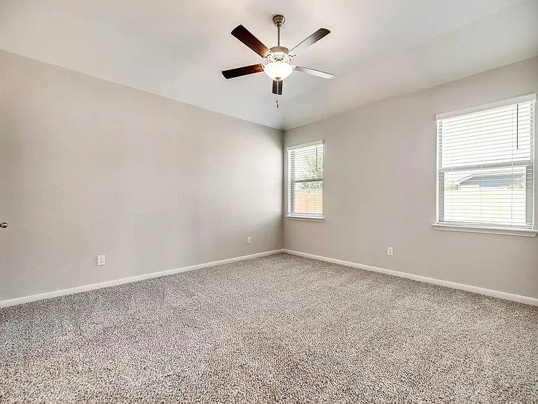 905 Calhoun Dr — Photo 6