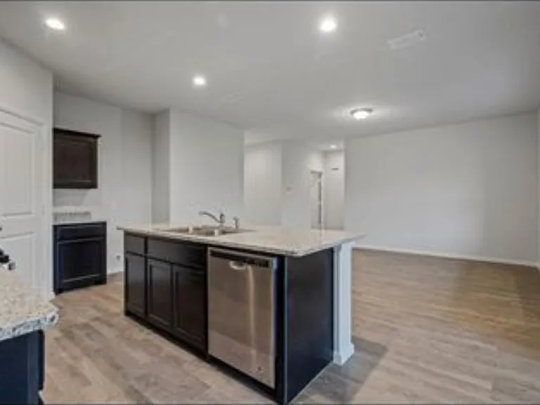 321 Youngblood Ln — Photo 4
