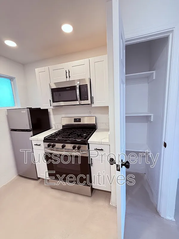 Studio, 1.0 bath, 400 sqft, $725 — Photo 2
