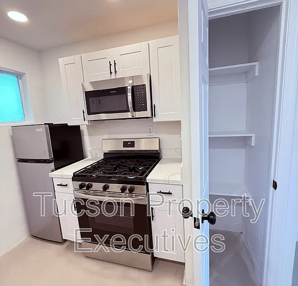 810 N Alvernon Way — Photo 2