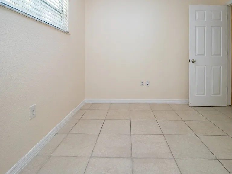 995 Virginia Dr — Photo 16