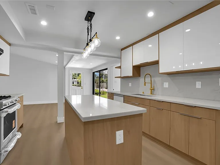 325 W Le Roy Ave — Photo 16