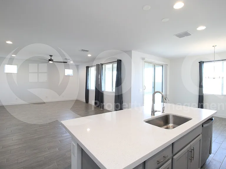 11818 S 54th Ln — Photo 5