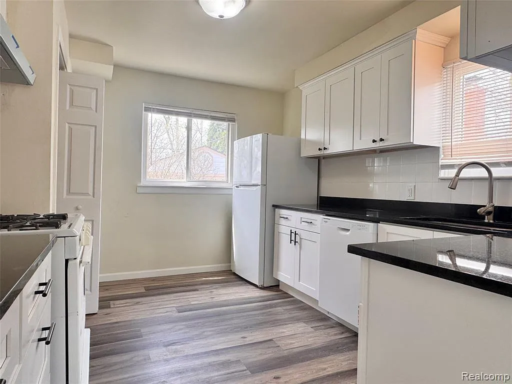 3 bed, 1.0 bath, 1634 sqft, $1,650 — Photo 3
