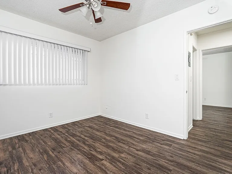 322 W Burchett St — Photo 23
