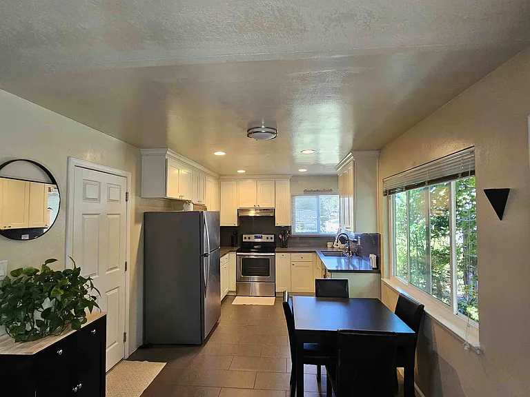 933 Live Oak Dr — Photo 2