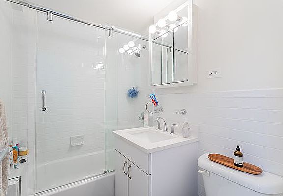 4th image of 20 Beekman Pl APT 11E