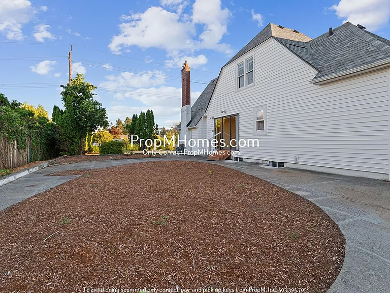 19825 SE Stark St — Photo 31