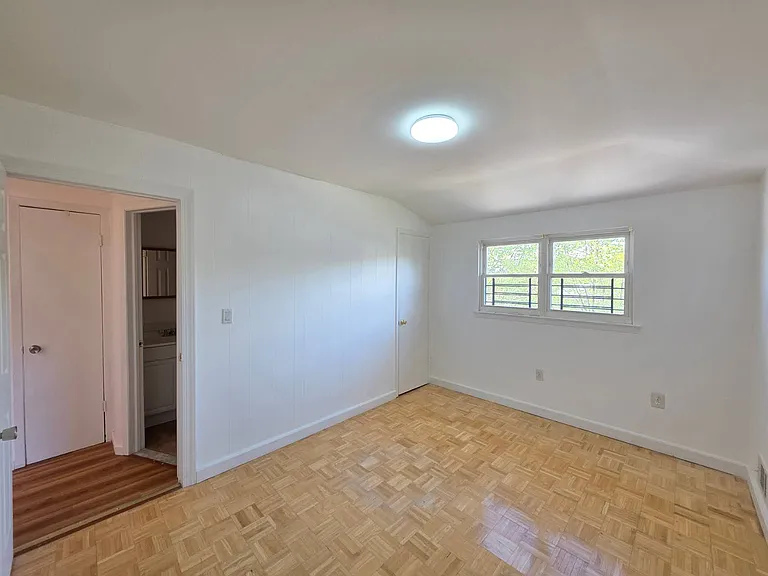 1046 Rensselaer Ave #2 — Photo 7