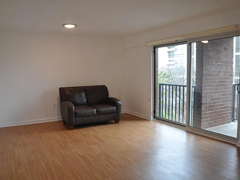 1300 Army Navy Dr #813 — Photo 2