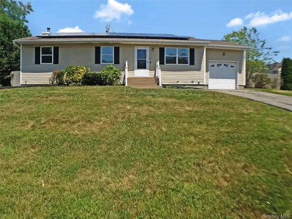 79 Meadow Court, Brookhaven, NY 11949