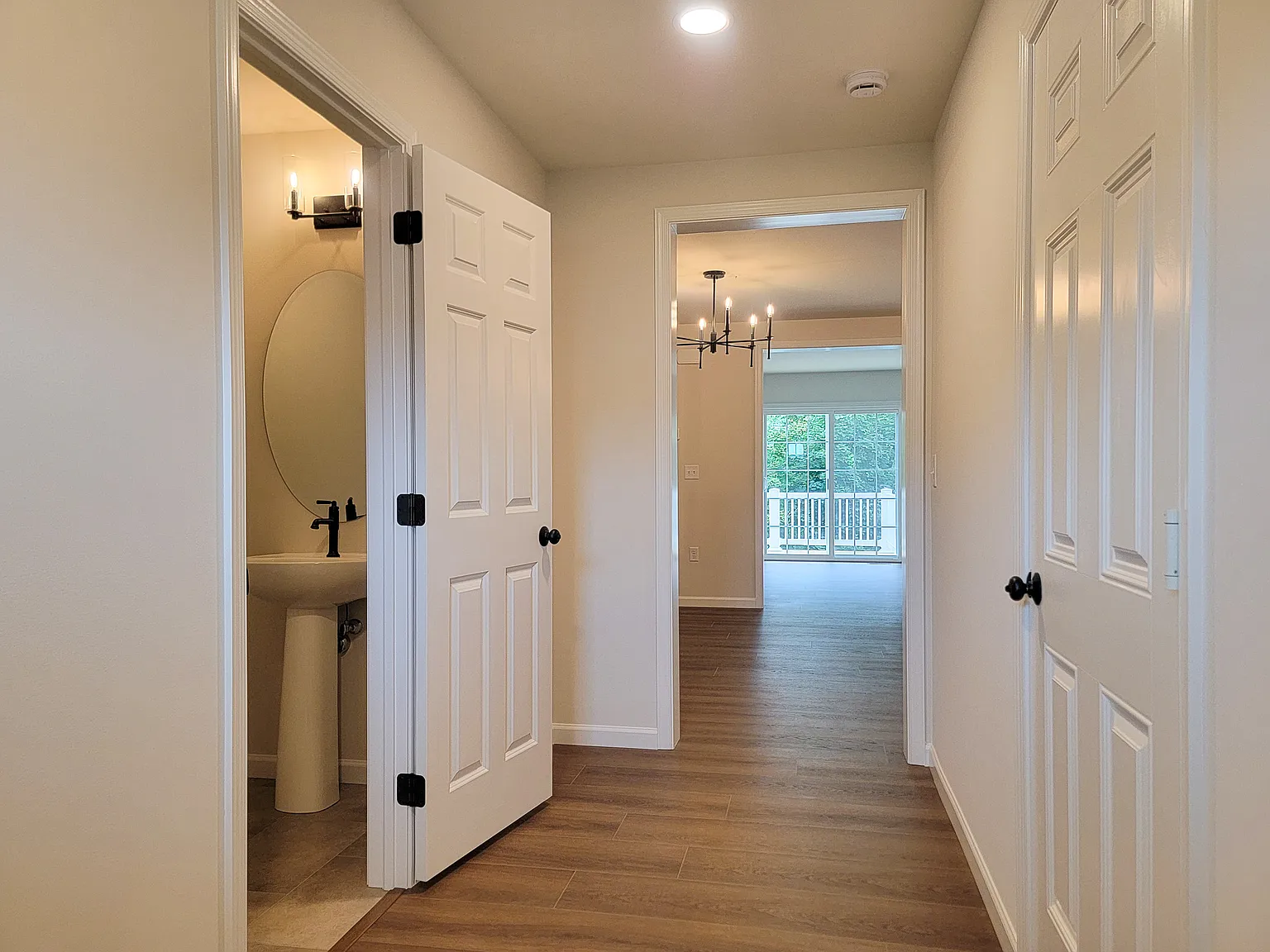 3 bed, 2.5 bath, 1699 sqft, $1,995 — Photo 2