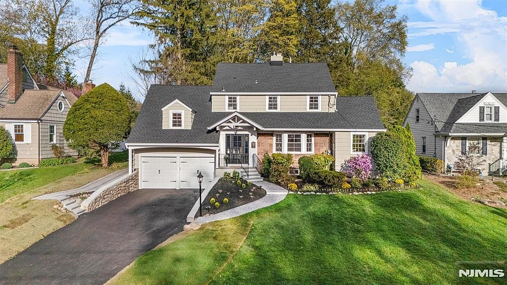 44 Edgewood Dr, Ho Ho Kus, NJ 07423 | Zillow