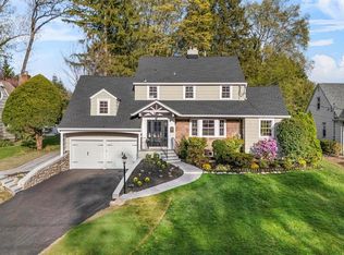 44 Edgewood Dr, Ho Ho Kus, NJ 07423