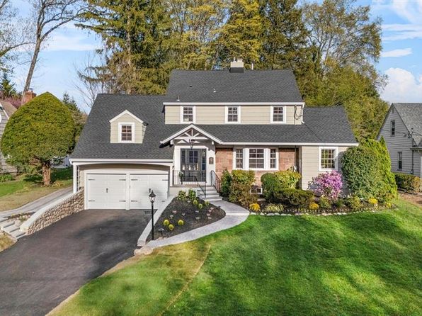 44 Edgewood Dr, Ho Ho Kus, NJ 07423