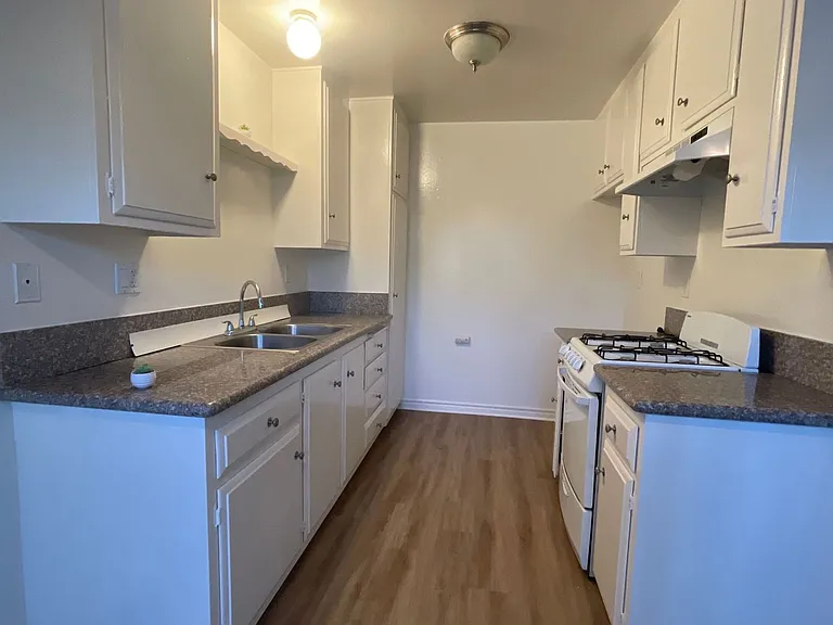 Arlington Apartments — Photo 1