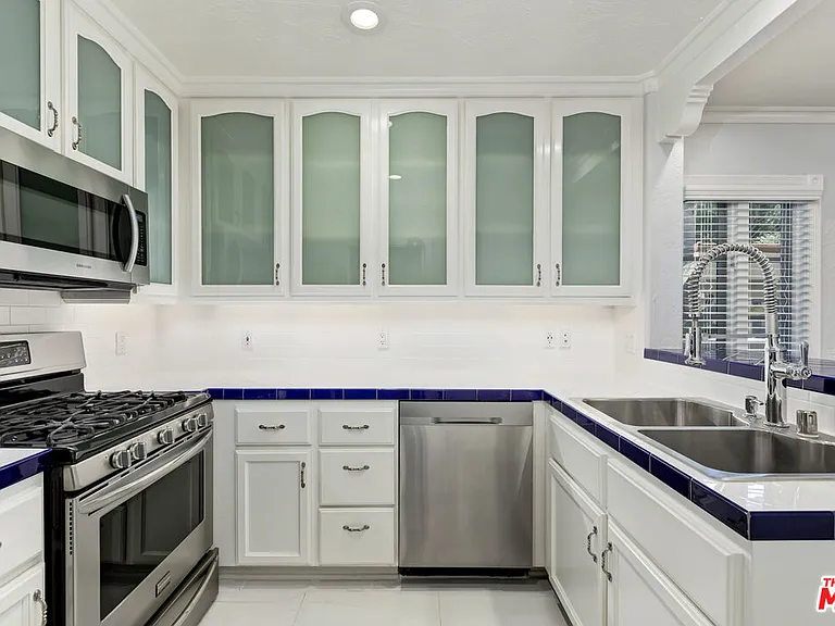 910 N Alfred St #4 — Photo 11