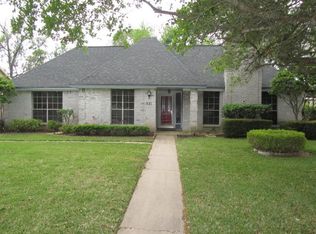 321 Raintree Ln, Lake Jackson, TX 77566