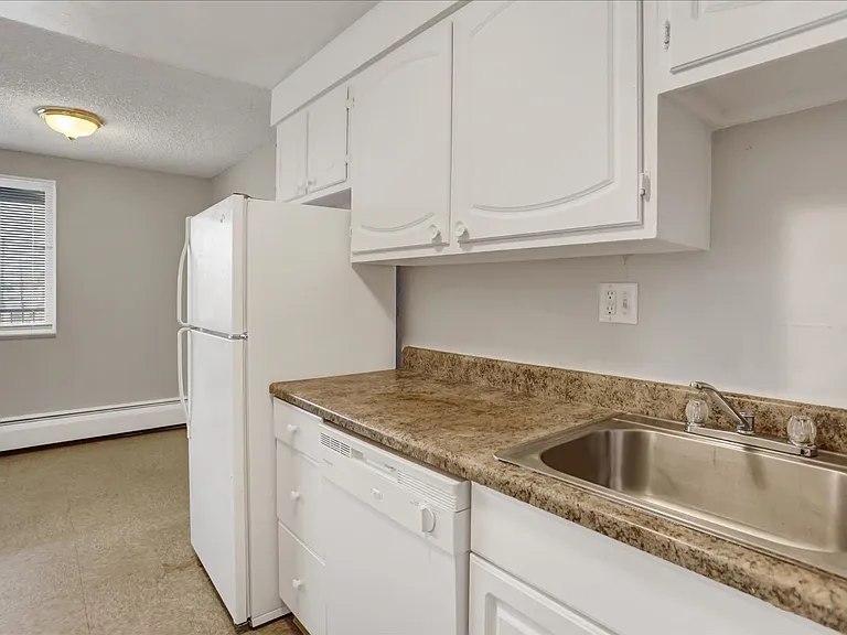 Section 8 Approved! Great location close to the city! — Photo 13
