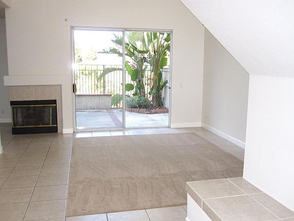 LR TOWARDS PATIO