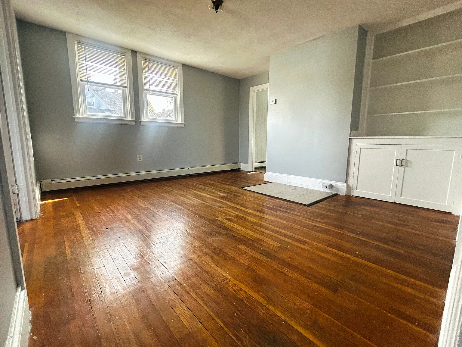 3 bed, 1000 sqft, $2,100 — Photo 3