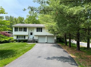 410 Round Lake Park Rd, Monroe, NY 10950