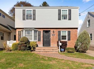502 Helen Rd, Mineola, NY 11501