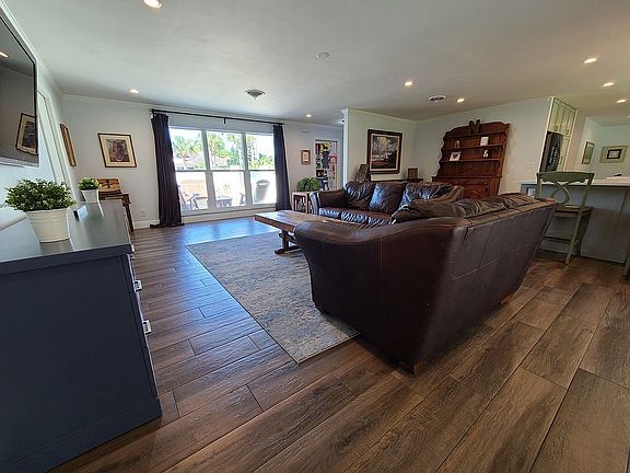 4th image of 2135 Periwinkle Dr