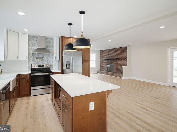 3rd image of 61 Nickelhill Ln