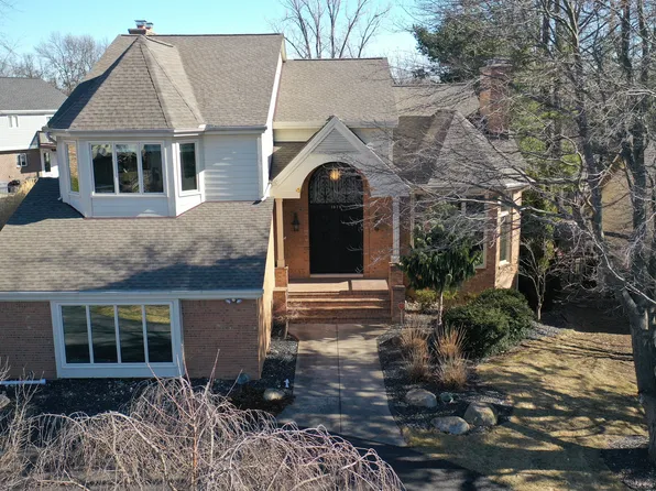 1079 Forest Bay Dr, Waterford, MI 48328